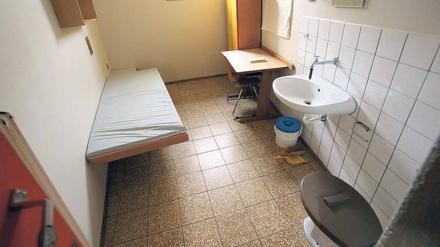 Die Pritsche ist schmal und wirkt nicht sehr stabil. So sieht eine Zelle in der JVA Landsberg aus. 