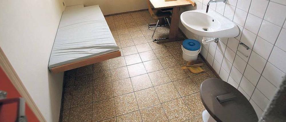 Die Pritsche ist schmal und wirkt nicht sehr stabil. So sieht eine Zelle in der JVA Landsberg aus. 
