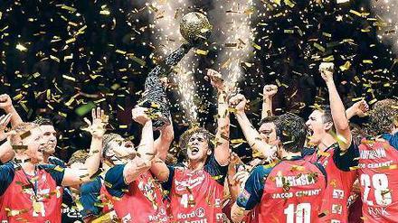 Das flenst: Die Handballer der SG Flensburg-Handewitt feiern nach ihrem Sieg im Finale der Champions League gegen den Deutschen Meister aus Kiel.