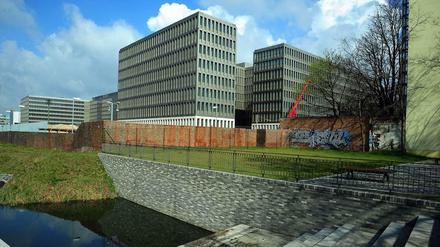 Die Rückseite des BND-Gebäudes vom Pankepark aus gesehen.
