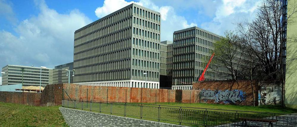 Die Rückseite des BND-Gebäudes vom Pankepark aus gesehen.