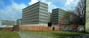 Die Rückseite des BND-Gebäudes vom Pankepark aus gesehen.