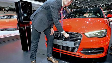 Fährt voraus. Bundesverkehrsminister Alexander Dobrindt (CSU) bereitet ein Fördergesetz vor. Ein Fünftel seiner neu beschafften Behördenflotte fährt elektrisch.
