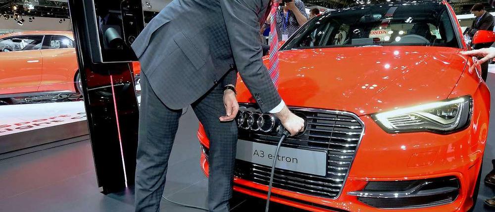 Fährt voraus. Bundesverkehrsminister Alexander Dobrindt (CSU) bereitet ein Fördergesetz vor. Ein Fünftel seiner neu beschafften Behördenflotte fährt elektrisch.