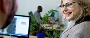 Berlins Wirtschaftssenatorin Yzer zeigt sich gern mit Start-up-Unternehmern, hier im Gründerzentrum Factory.