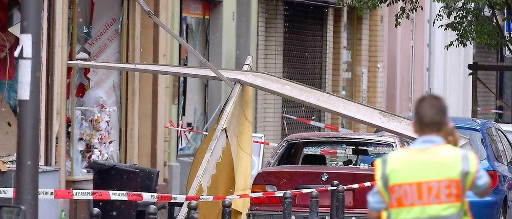 Ein Polizist sichert in Köln die Spuren der Explosion in der Keupstraße.