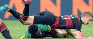Ein Fall für zwei. Nationalspieler Marco Reus landet nach einem Zweikampf auf Kameruns Nicolas Nkoulou.
