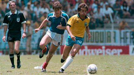 Brasilien, ein Scheiterhaufen: Zico (r.) verschießt erst einen Strafstoß, trifft dann aber im Elfmeterschießen. Dafür vergeben jedoch seine Mitspieler Socrates und Julio Cesar. So ziehen die Franzosen um Michel Platini und Luis