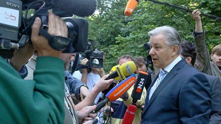 Da ist er ja: So gut wie pünktlich traf Klaus Wowereit zu der Sitzung ein.
