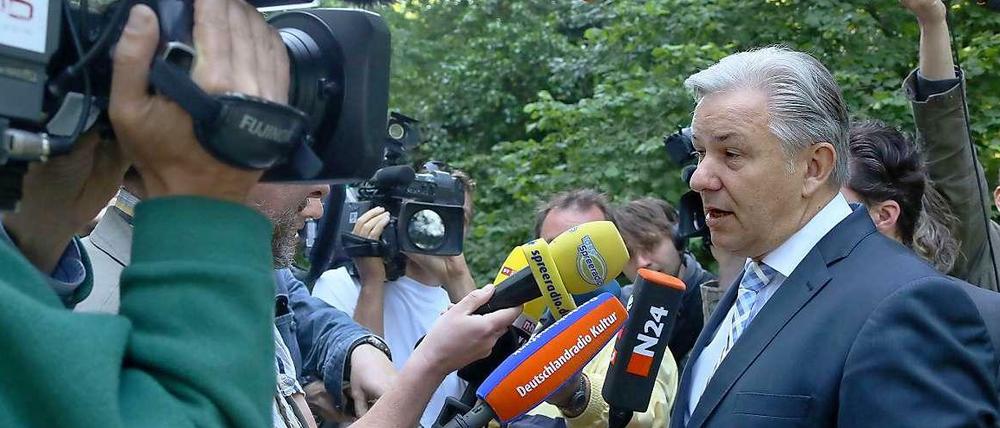 Da ist er ja: So gut wie pünktlich traf Klaus Wowereit zu der Sitzung ein.