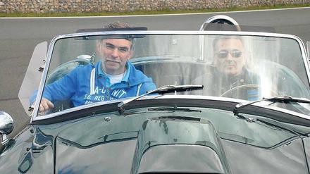 Seine Passion. Gustl Mollath (links), begeisterter Motorsportler, trainiert heute manchmal Hobby-Rennfahrer bei Lehrgängen.