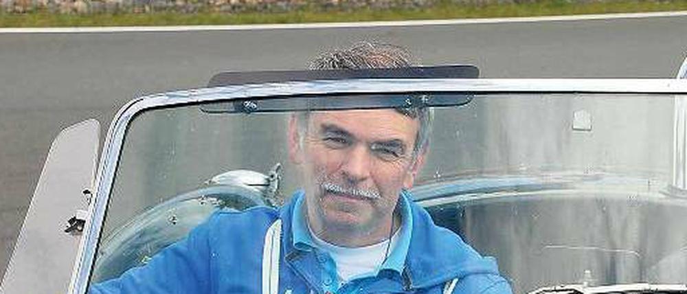 Seine Passion. Gustl Mollath (links), begeisterter Motorsportler, trainiert heute manchmal Hobby-Rennfahrer bei Lehrgängen.