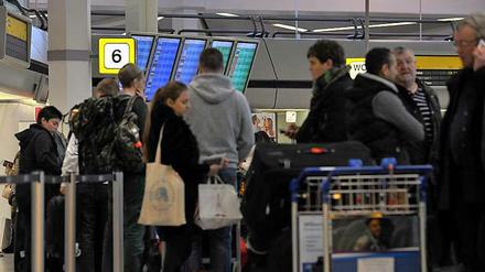 Die Warteschlangen können am Flughafen Tegel etwas länger werden.