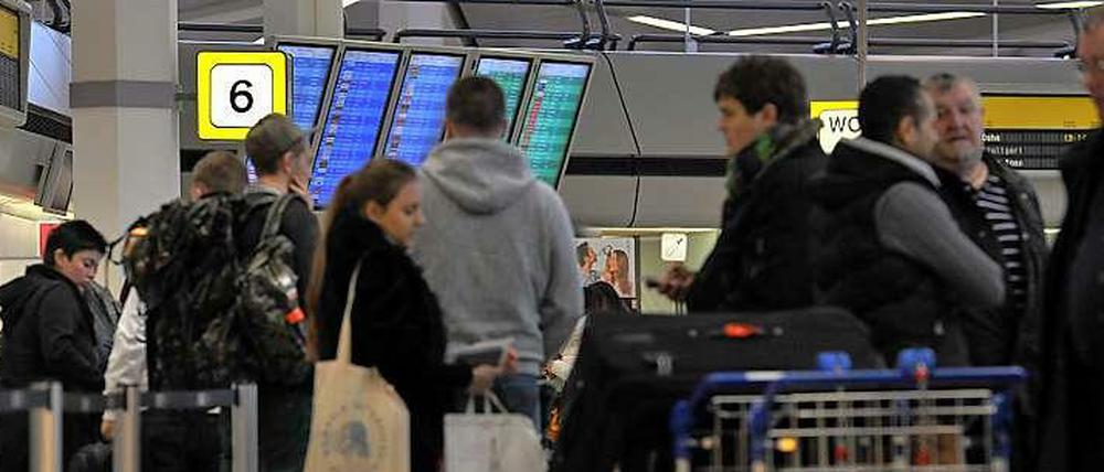 Die Warteschlangen können am Flughafen Tegel etwas länger werden.