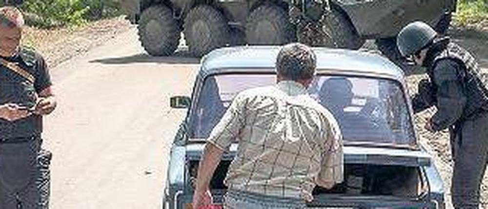 Angespannte Lage. Ukrainische Soldaten stoppen an einem Kontrollpunkt in der Nähe von Slowjansk einen Wagen.