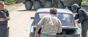 Angespannte Lage. Ukrainische Soldaten stoppen an einem Kontrollpunkt in der Nähe von Slowjansk einen Wagen. 
