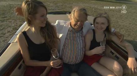 Versorgt für zwei Halbzeiten: Rolf Ede und seine Playgirls