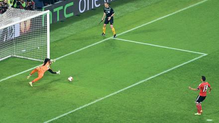 Und Bela Guttmann grinst. Sevillas Torwart Beto hält den Elfmeter von Rodrigo Machado, kurz darauf ist Benfica wieder einmal geschlagen. Foto: AFP