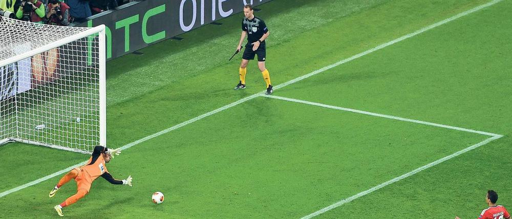 Und Bela Guttmann grinst. Sevillas Torwart Beto hält den Elfmeter von Rodrigo Machado, kurz darauf ist Benfica wieder einmal geschlagen. Foto: AFP
