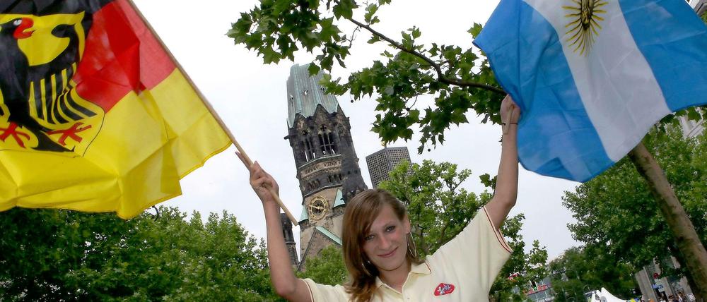 Die Fahnen von Deutschland und Argentinien. Seit 20 Jahren sind Berlin und Buenos Aires Partnerstädte.