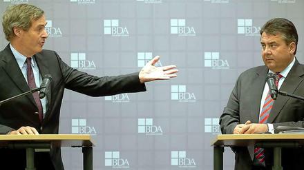 Bundesregierung kommt Arbeitgebern entgegen: Bundeswirtschaftsminister Sigmar Gabriel (rechts) sagte am vergangenen Montag dem Präsidenten der Bundesvereinigung der deutschen Arbeitgeberverbände (BDA), Ingo Kramer, ein Gesetz zur Tarifeinheit noch in diesem Jahr zu.