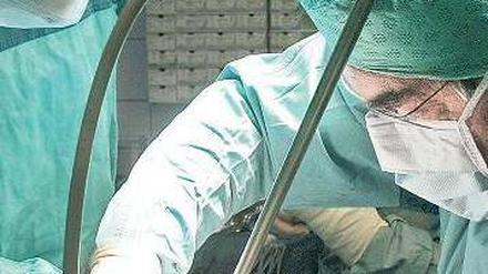 Operation Krankenhaus. Immer mehr Kliniken geraten in wirtschaftliche Schwierigkeiten.