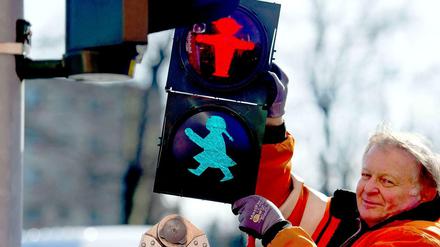 Mehr Gleichberechtigung auf den Straßen - aber zeitgemäß! Die SPD in Berlin Mitte fordert moderne Ampelfrauen ohne Zöpfe.