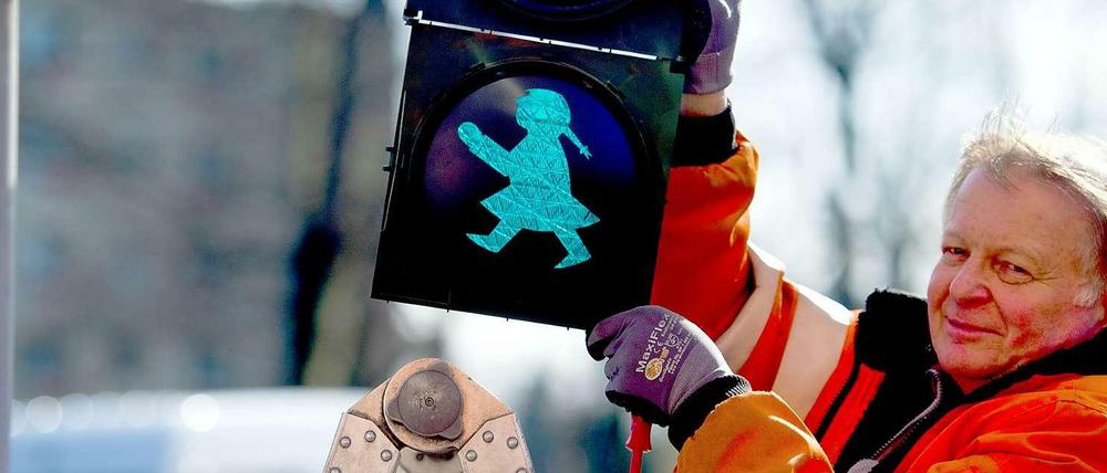 Mehr Gleichberechtigung auf den Straßen - aber zeitgemäß! Die SPD in Berlin Mitte fordert moderne Ampelfrauen ohne Zöpfe.