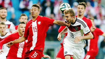 Gestatten, Kramer. Der Gladbacher (r.) im Zweikampf mit dem Polen Thiago, Cionek.