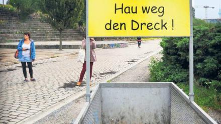 Müllpark Mauerpark. Nicht nur Partymüll landet hier, auch die Gartenabfälle der Anwohner. Den Bezirk kostet das jährlich 100 000 Euro. 