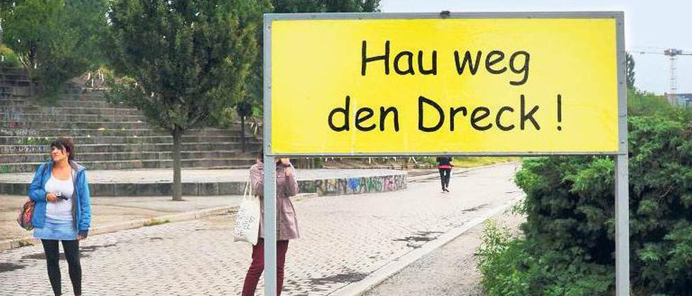 Müllpark Mauerpark. Nicht nur Partymüll landet hier, auch die Gartenabfälle der Anwohner. Den Bezirk kostet das jährlich 100 000 Euro. 