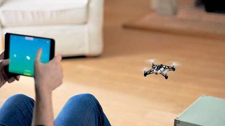 So leicht wie eine halbe Tafel Schokolade: Die Mini-Drohne Rolling Spider der französischen Firma Parrot ist ein Wunderwerk der Technik.