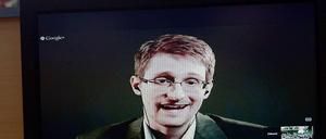 So ähnlich stellen sich die Regierungsparteien die Befragung von Edward Snowden im NSA-Untersuchungsausschuss vor. Hier ist Snowden bei einem Gespräch mit dem Europarat in Straßburg vor wenigen Tagen zu sehen. Union und SPD verhinderten eine Befragung von Snowden in Deutschland. 