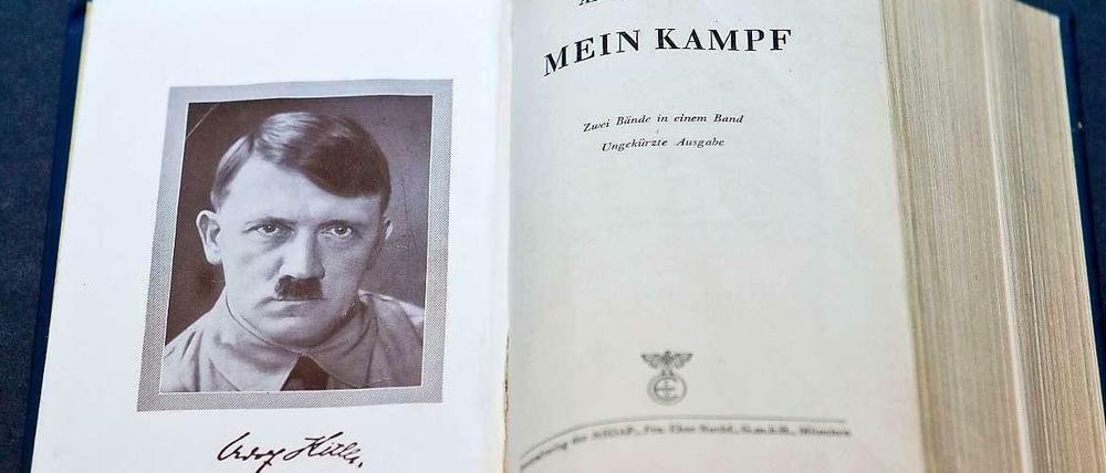 Adolf Hitlers Buch "Mein Kampf" im Dokumentationszentrum auf dem Reichsparteitagsgelände in Nürnberg. Geht es nach den Justizministern soll das Buch genau dort bleiben - unter Glas. Veröffentlicht werden soll es nicht mehr.