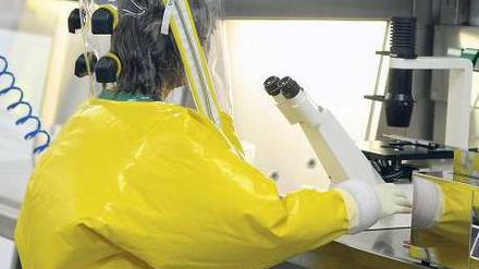 Gut geschützt. Manche Erreger werden durch Experimente gefährlicher. Foto: dpa