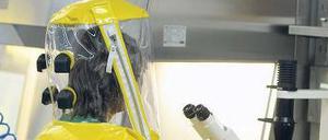 Gut geschützt. Manche Erreger werden durch Experimente gefährlicher. Foto: dpa