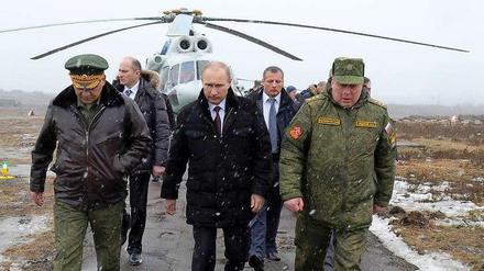 An der Grenze: Russlands Präsident Wladimir Putin (Mitte) besucht mit Verteidigungsminister Sergej Schoigu (links) russische Soldaten beim Manöver an der ukrainischen Grenze.