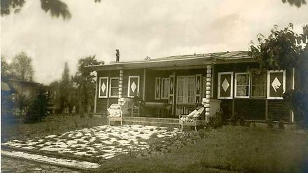 Idyll am Rand der Großstadt. Das Haus - hier eine Aufnahme aus den 20er Jahren - entstand auf einer Obstplantage am Glienicker See zwischen Potsdam und Berlin-Spandau.