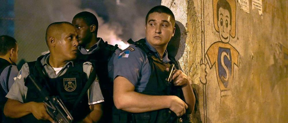 Polizeieinsatz in Rios Armenhaus. Ordnungshüter in einer Favela in der Nähe des berühmten Stadtteils Copacabana.