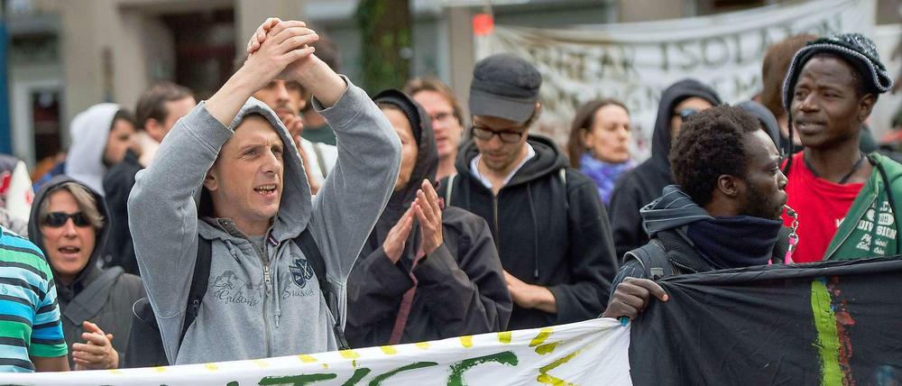 Proteste in der Ohlauer Straße in Kreuzberg. Die von Flüchtlingen besetzte Schule wurde am 24.06.2014 geräumt. 