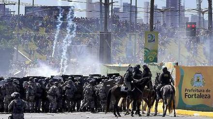 Fußballfans gegen die WM. In Brasilien nehmen die Auseinandersetzung um die Weltmeisterschaft zu. 