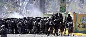 Fußballfans gegen die WM. In Brasilien nehmen die Auseinandersetzung um die Weltmeisterschaft zu.