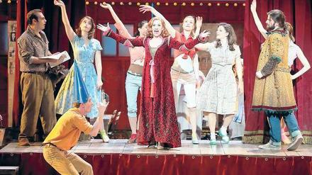 Rampe und Ringelpiez. Heidi Stober (im roten Kleid) als Adina, Dimitri Pittas (l.) als Nemorino.