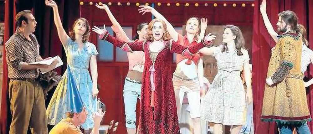 Rampe und Ringelpiez. Heidi Stober (im roten Kleid) als Adina, Dimitri Pittas (l.) als Nemorino.