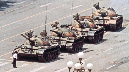 Widerstand. Wer der mutige Mann war, der sich allein einer Panzerkolonne entgegenstellte, und was aus ihm wurde, ist bis heute nicht bekannt.