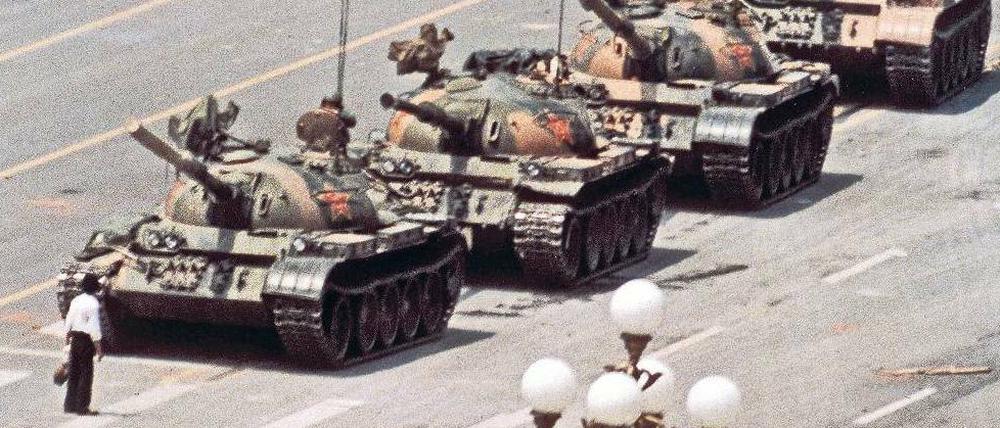 Widerstand. Wer der mutige Mann war, der sich allein einer Panzerkolonne entgegenstellte, und was aus ihm wurde, ist bis heute nicht bekannt.