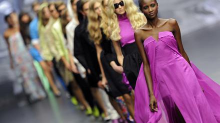 Ja, wo laufen sie denn? Für die nächste Fashion Week im Juli ist das noch nicht geklärt.