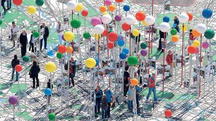 Die neu entdeckte Stadt. Wohin zuerst bei der Tour de Kultur? Zum 775-jährigen Stadtjubiläum konnten Besucher sich Berlin erst einmal auf einem begehbaren Stadtplan ansehen – eine viel beachtete Kunstaktion, als am Schlossplatz noch Rasen lag.