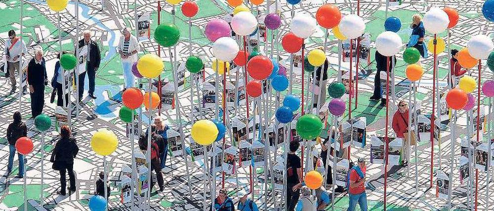 Die neu entdeckte Stadt. Wohin zuerst bei der Tour de Kultur? Zum 775-jährigen Stadtjubiläum konnten Besucher sich Berlin erst einmal auf einem begehbaren Stadtplan ansehen – eine viel beachtete Kunstaktion, als am Schlossplatz noch Rasen lag.