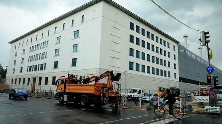 Eckpfeiler. Das BND-Verwaltungsgebäude an der Chausseestraße in Mitte wird am Montag bezogen. Jetzt werden noch die Gehwegplatten verlegt.